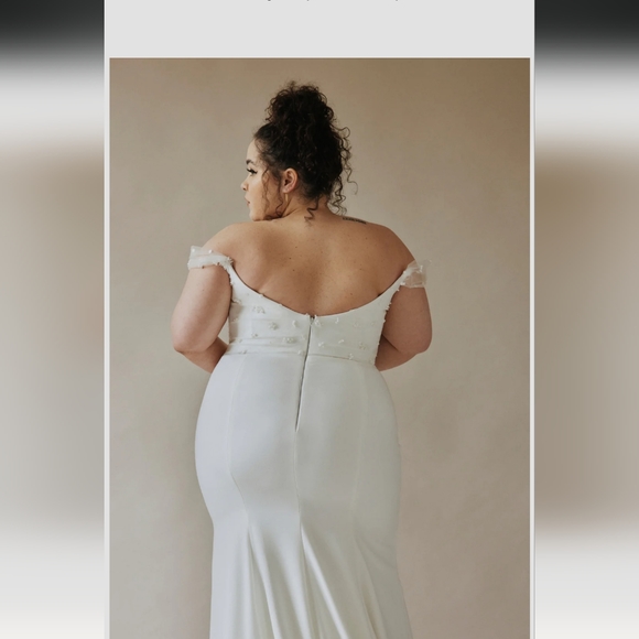 Tropez Fit and Flare, detachable sleeve wedding gown, Size 20, Laudae 2022 - Picture 2 of 7